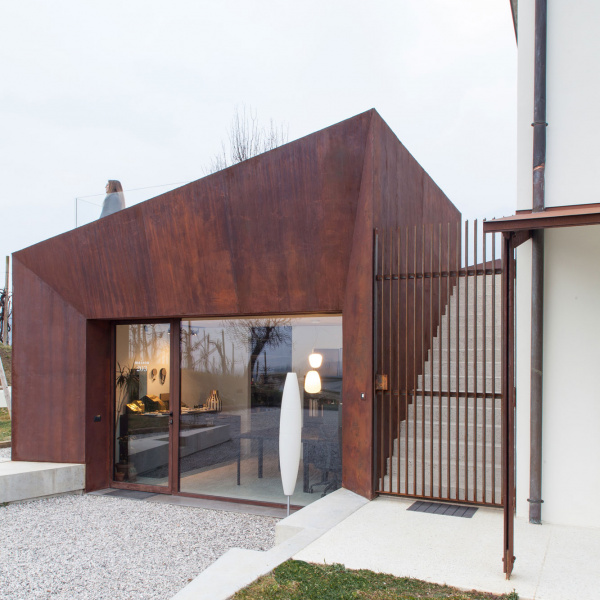 Oxydecor®, Corten effect vertical coating. Maison 203, Valdobbiadene, Italy. Progetto: arch. Vittorio Massimo